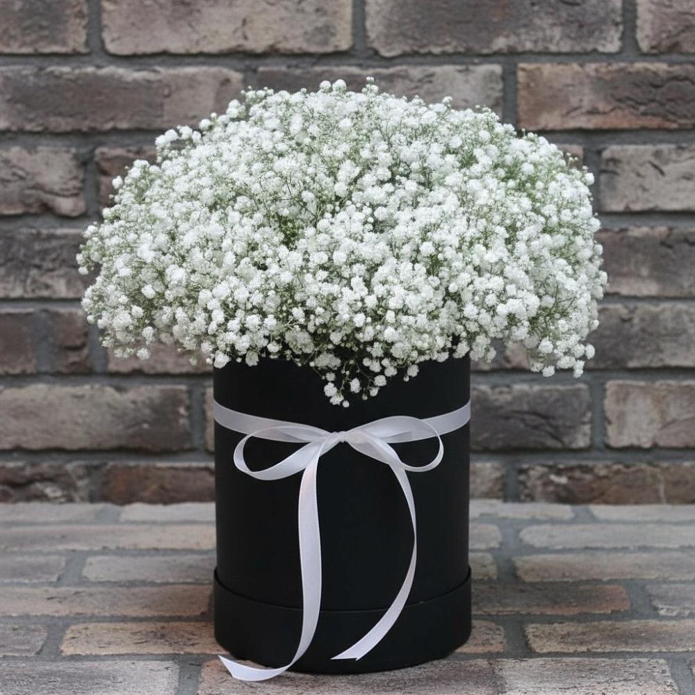 Цветочная композиция из Гипсофила в шляпной коробке в Култаево