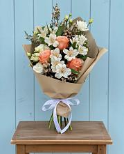 Букет цветов из:  Альстромерии, Лизиантусы, Розы и Хризантемы в Култаево