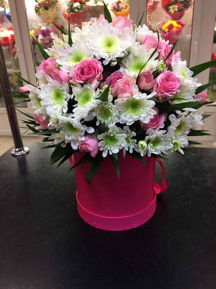 Цветочная композиция из Розы и Хризантемы в шляпной коробке в Култаево