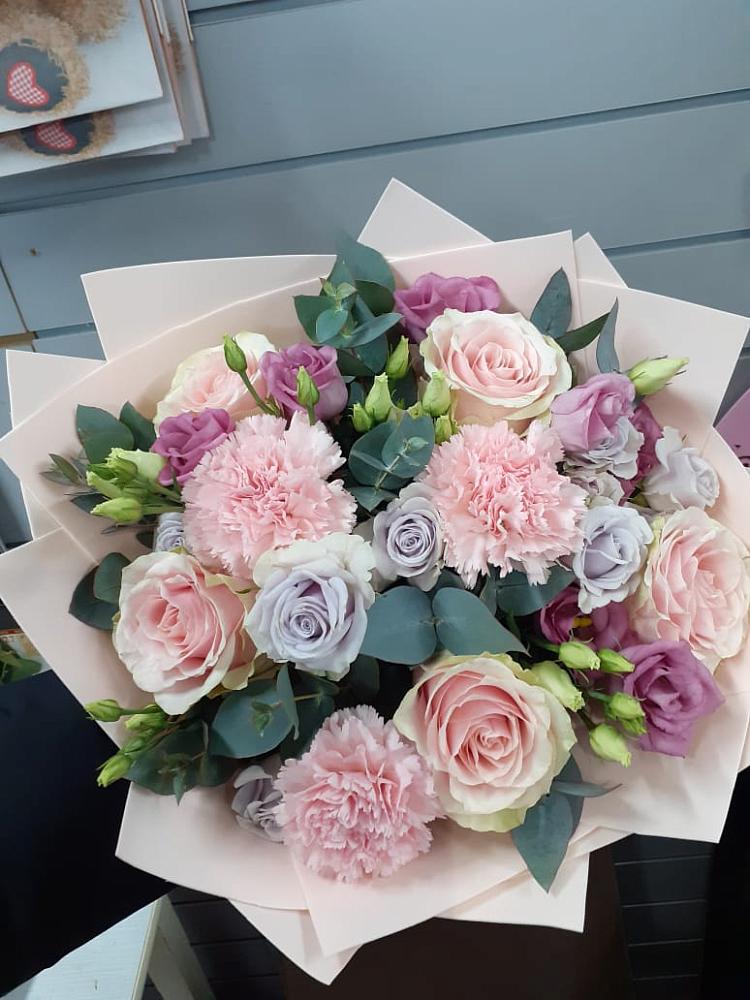 Букет цветов из: Розы, Гвоздики и Лизиантусы в Култаево