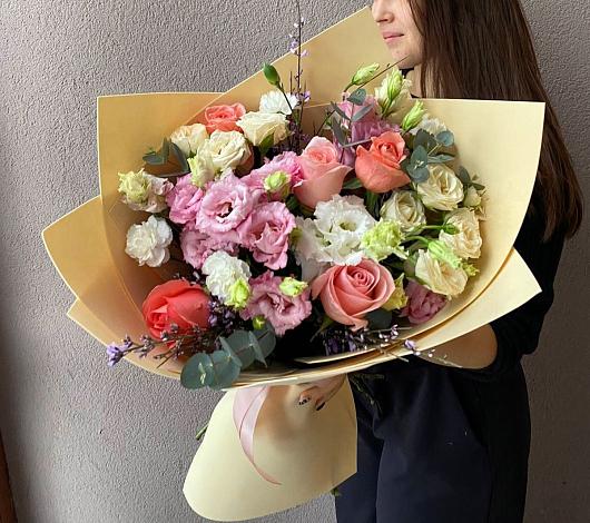Букет цветов из: Розы, Лизиантусы и Гвоздики в Култаево